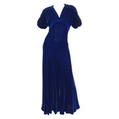 robe de soirée en velours cobalt profond:: coupe en biais:: années 1930