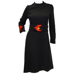 robe modulaire Joseph Stein by Muriel Reade en laine noire et rouge ornée de flèches:: années 1960