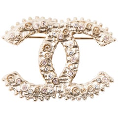 CHANEL CC Brooch in Gilded Metal set with Brilliants