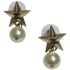 CHANEL Stud Earrings Star with CC in Gilded Metal and Pearl 