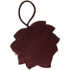 Kurvenreiche Handtasche in Form eines fallenden Blattes aus auberginefarbenem Wildleder