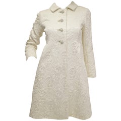 Sublime cappotto anni '60 in broccato trapuntato avorio con bottoni di strass