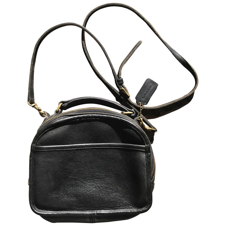 Vintage COACH genuine black leather oval lunchbox shape shoulder bag. USA made. For Sale at 1stdibs