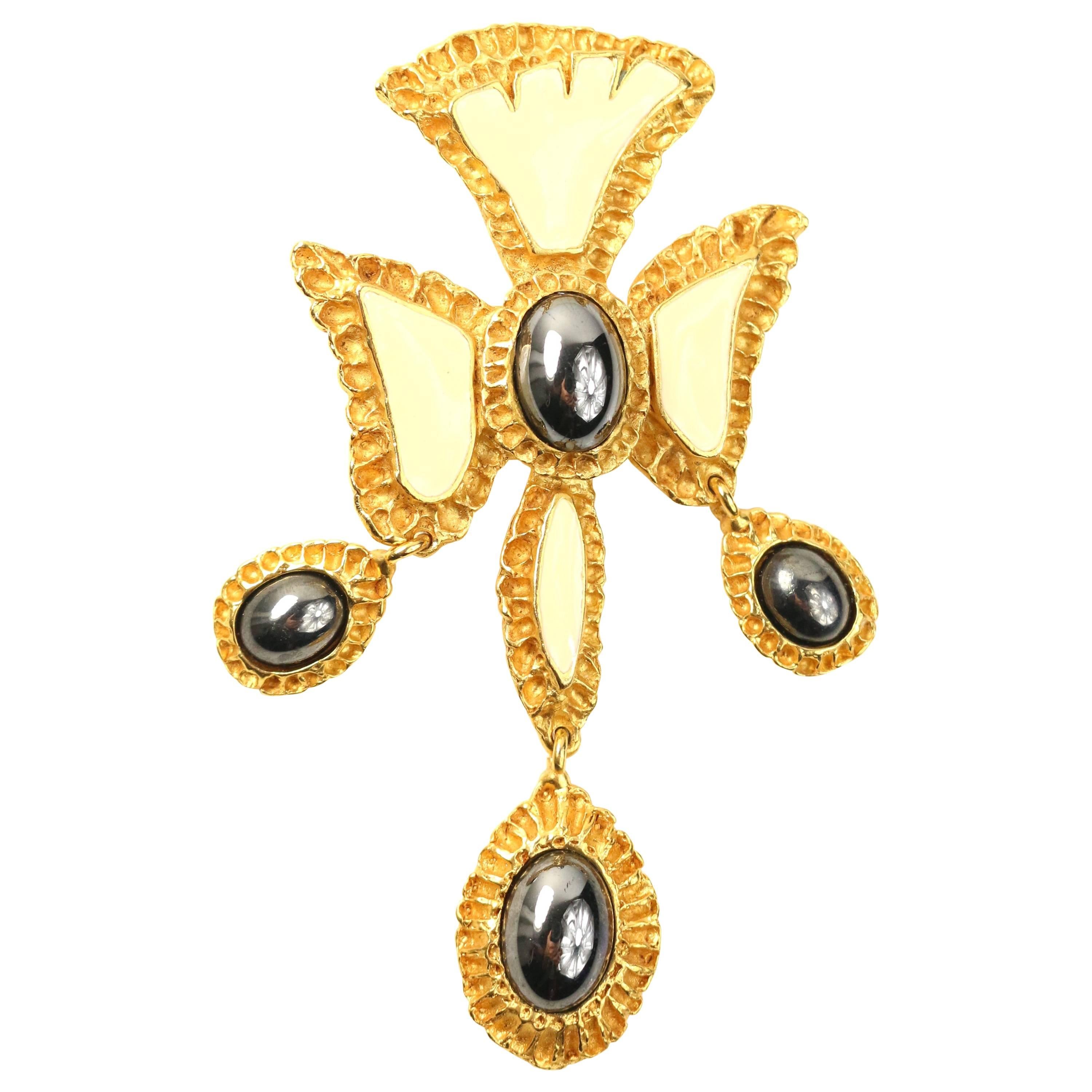 Christian Lacroix Brosche mit schwarzem und weißem Kreuz und goldfarbenem Fassungsverschluss