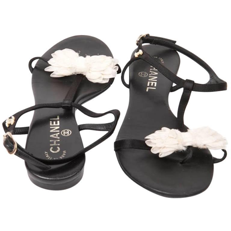 CHANEL Strap Sandals in Black Leather and Knot in White Fabric Size 38