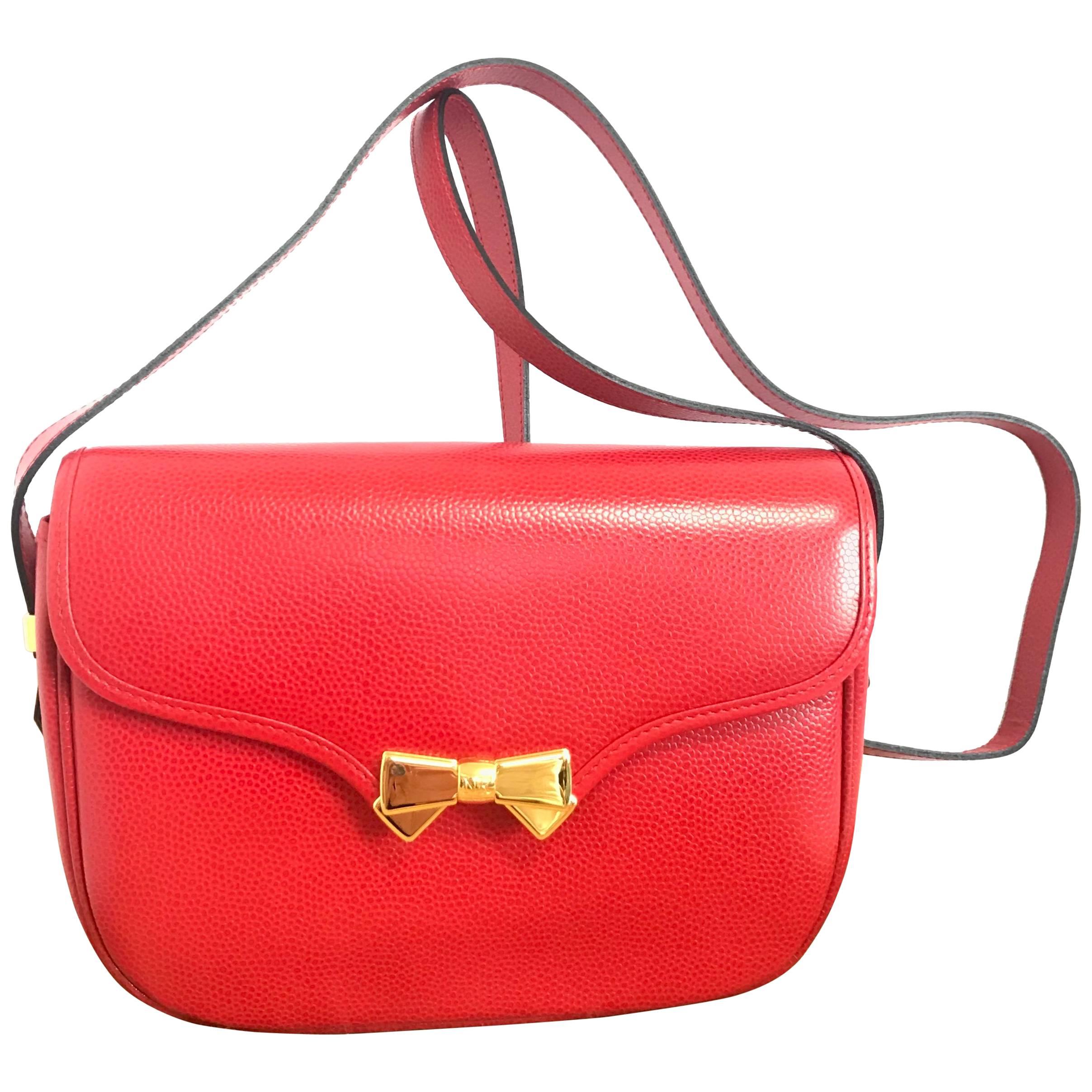 MINT. Vintage Nina Ricci red grained leather shoulder bag with golden logo bow For Sale