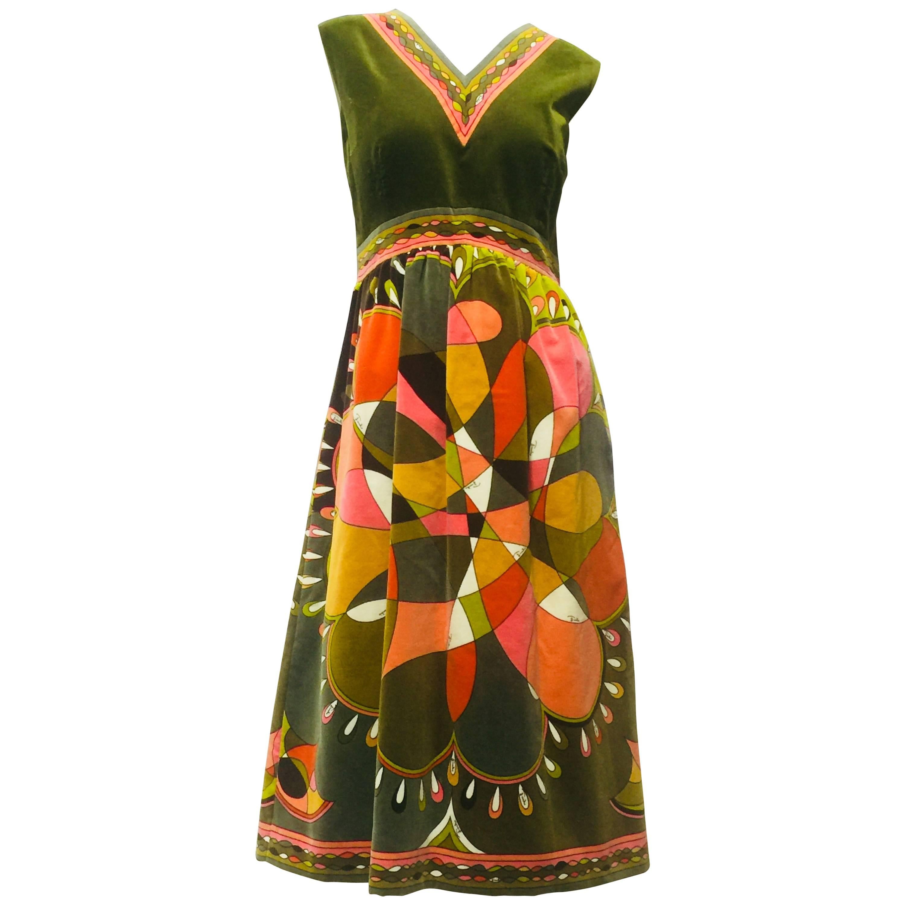 Emilio Pucci, vestito da baby doll in velluto di cotone con stampa degli anni '60, nei toni dell'oliva e dell'arancione in vendita
