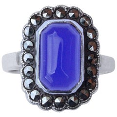 Bague Art Déco en argent:: marcassite et calcédoine bleue