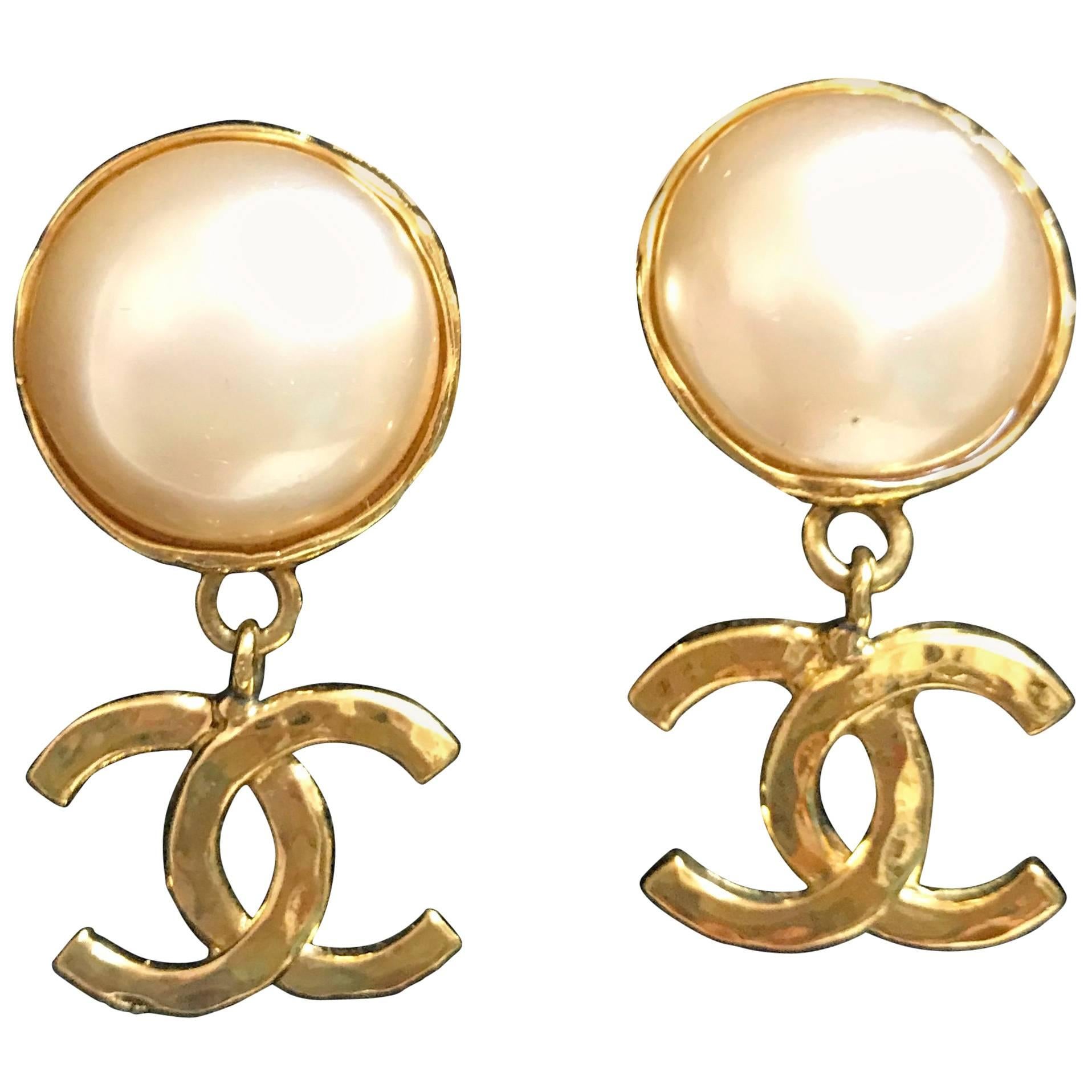Vintage CHANEL classic round white faux pearl and golden CC dangling earrings.
