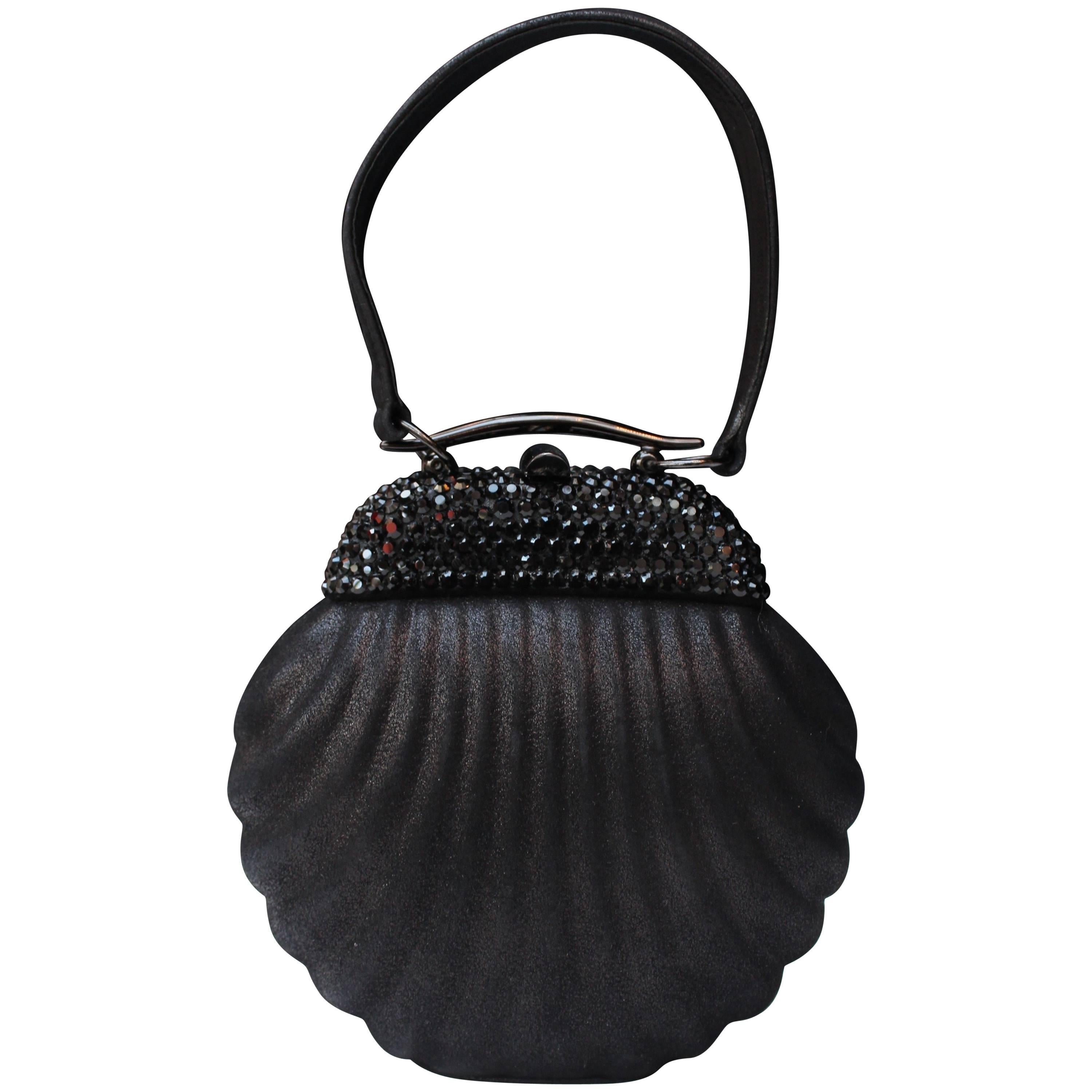 Rodo small black “shell” handbag, 1980s For Sale
