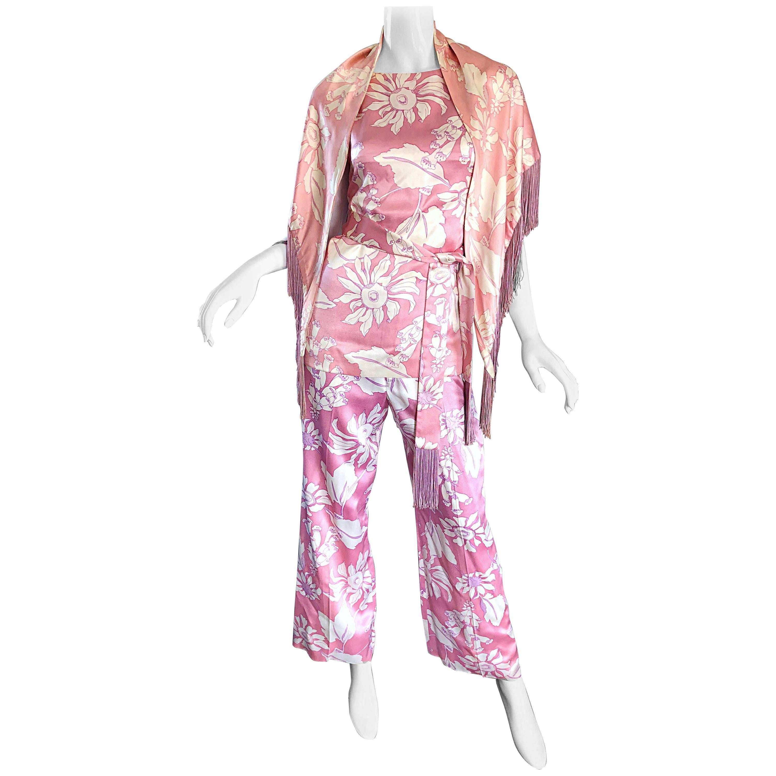 Geoffrey Beene - Ensemble de quatre pièces en soie rose + blanc avec pantalon, ceinture et châle, vintage, années 1970 en vente