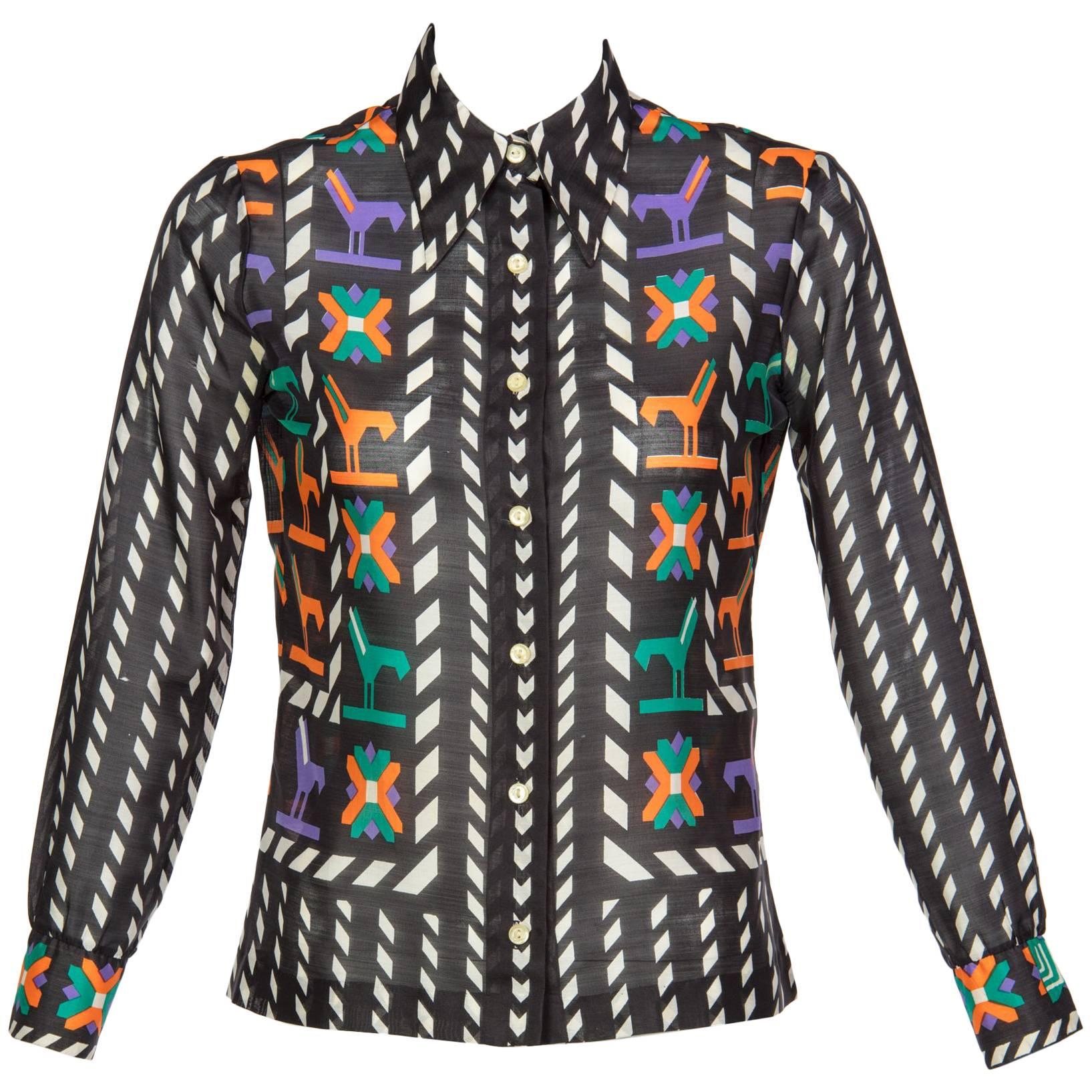 Lanvin - Blouse boutonnée en soie imprimée multicolore noire et blanche, années 1970 en vente