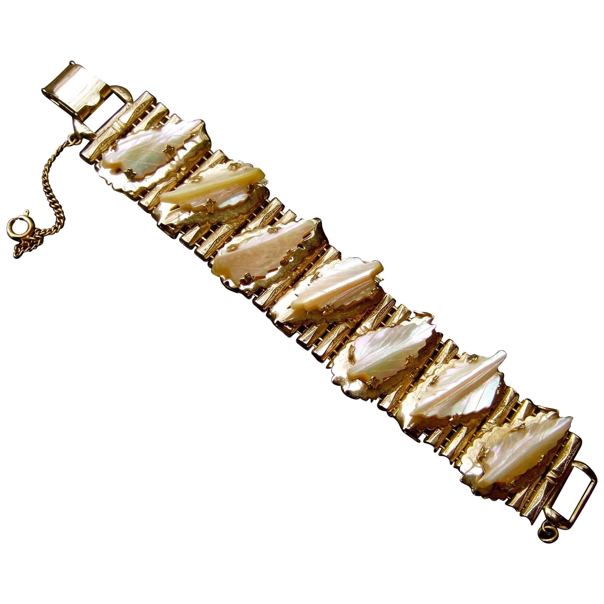 Kafin New York geschnitztes Perlmutt-Gliederarmband aus vergoldetem Metall, ca. 1960er Jahre im Angebot