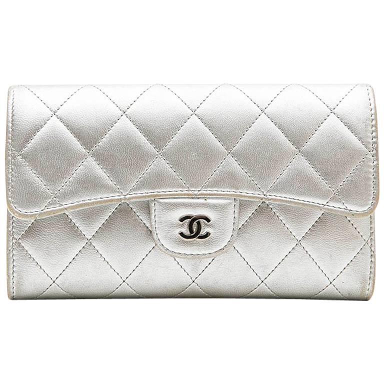 CHANEL Wallet in Silver Quilted Leather