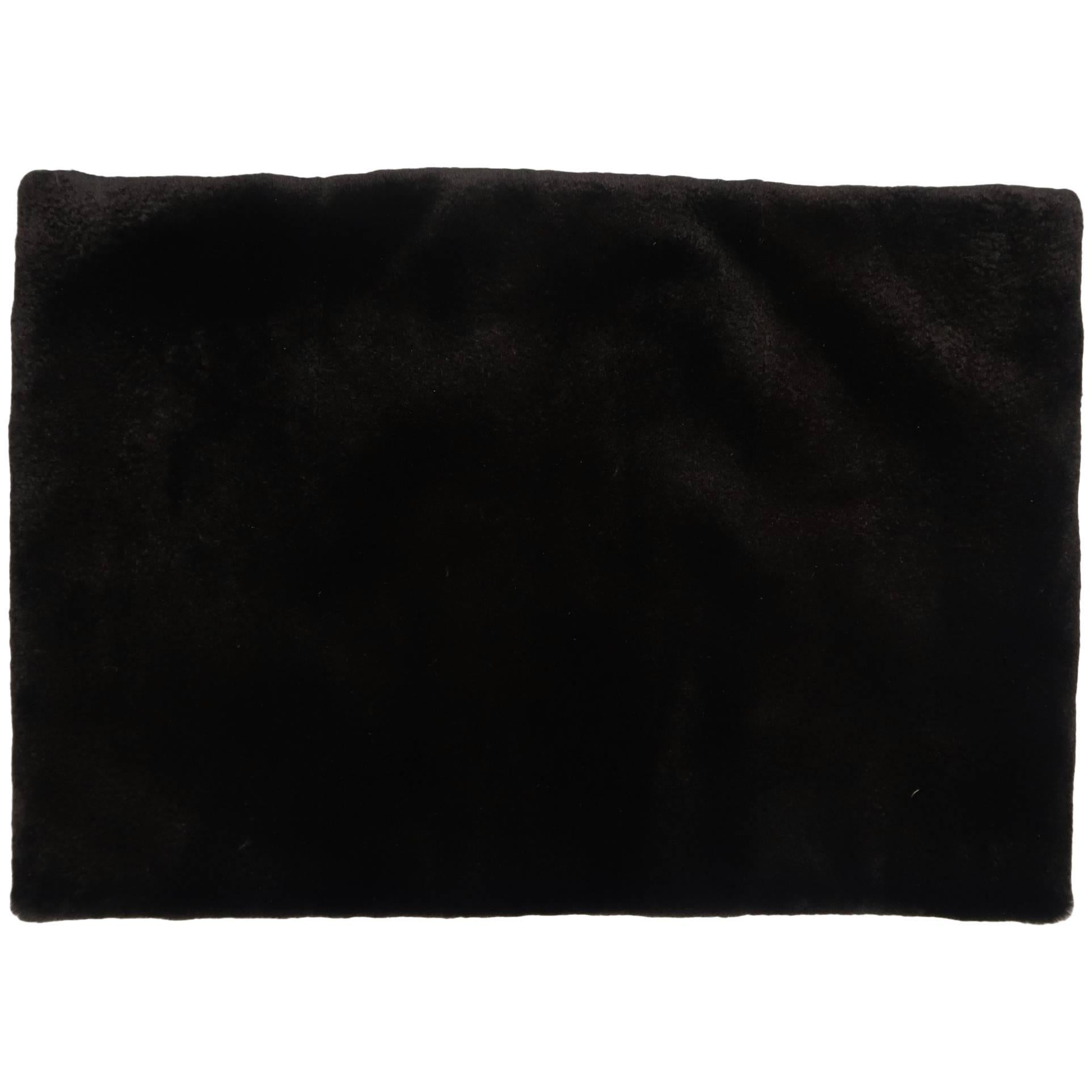 MARC JACOBS circle scarf comes in ultra soft black fur in a thick tube style. Made in France.
 
Excellent Pre-Owned Condition.
 
Length: 34 in.
Width: 11 in.

SKU: 87269