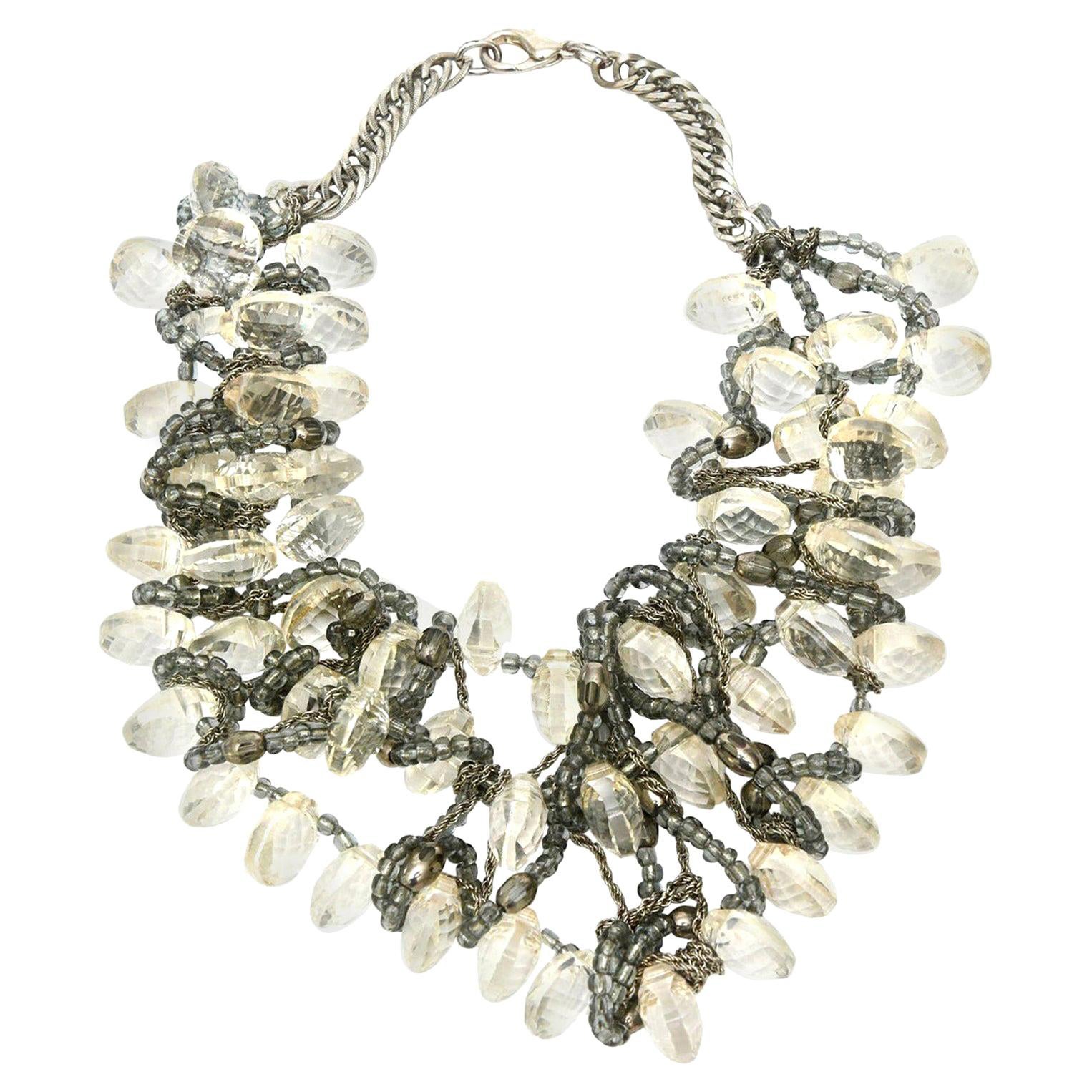 Collar multihebra vintage de lucita facetada, cuentas y babero de plata