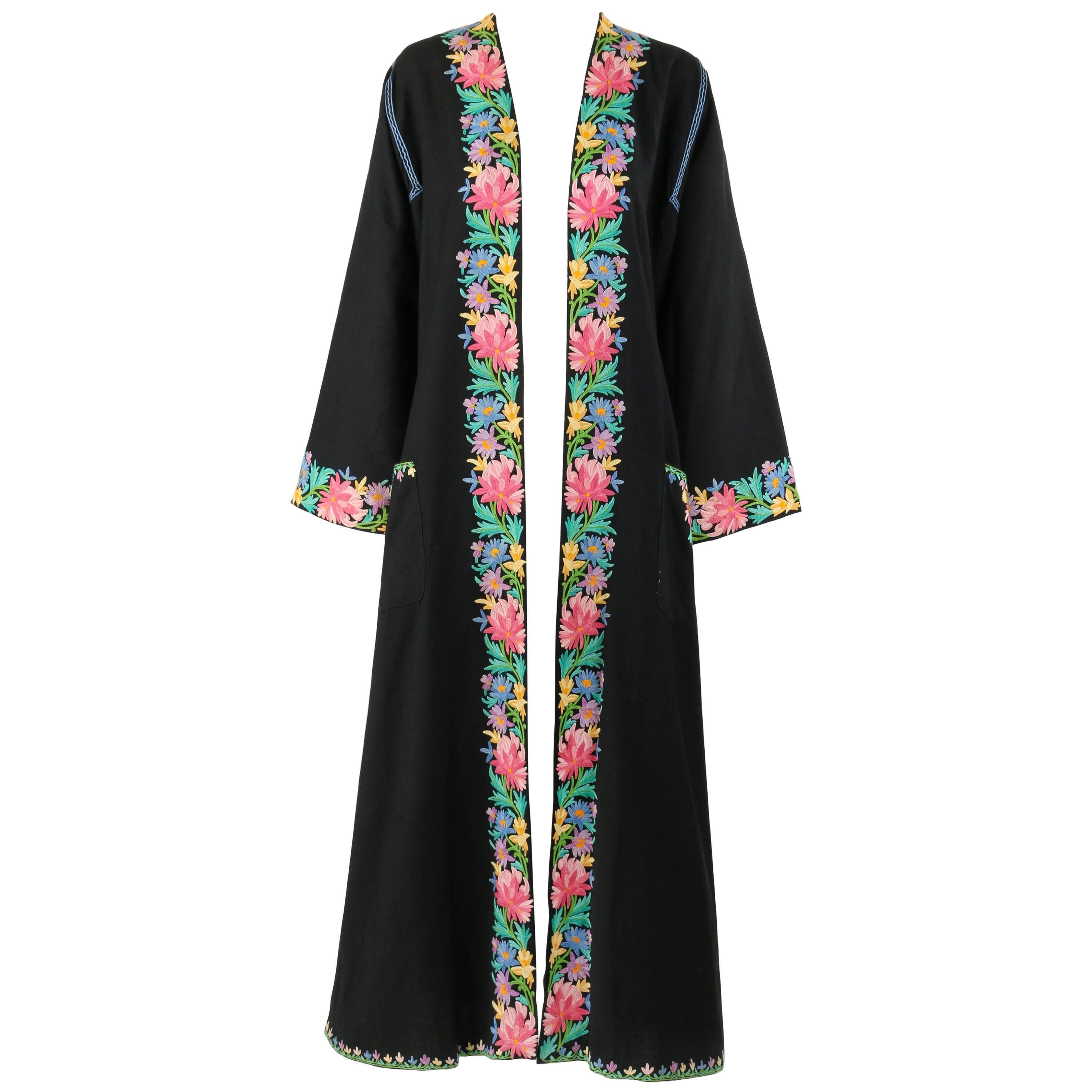 Vintage SUBHANA 'THE BEST' SRINAGAR Wool Floral Kashmiri Embroidered Robe / Coat