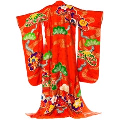 Longue soie rouge métallisée orange brodée de fleurs en bambou et de soie des années 1960  Kimono de style kimono
