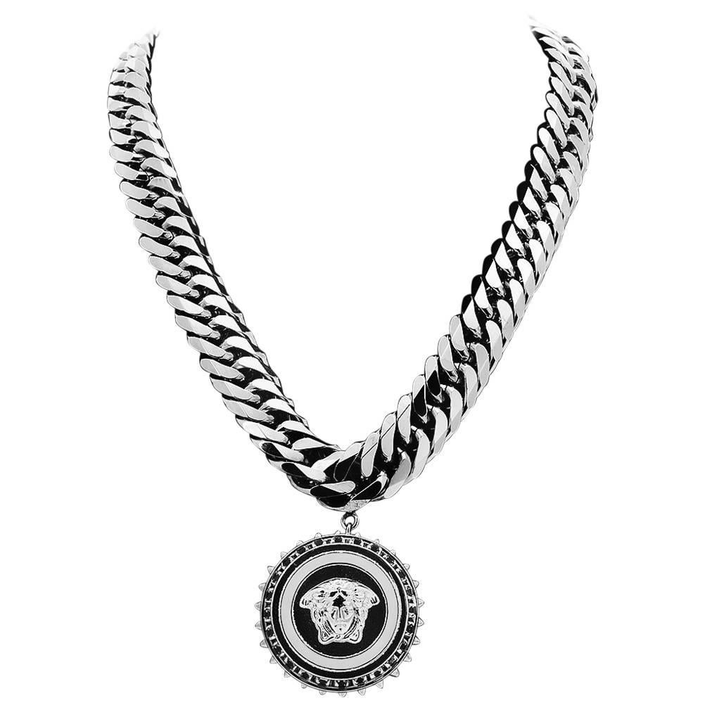 VERSACE Collier à chaîne en argent orné de cristaux et de la breloque  MEDUSA sur 1stDibs