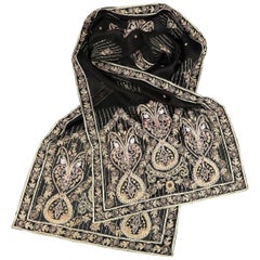 NEIMAN MARCUS Schwarz Gold Verschnörkelter, floral bestickter Seidenschal mit Perlen