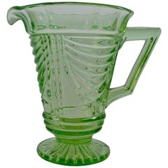 Sowerby Grüner Art Deco Pressglaskrug