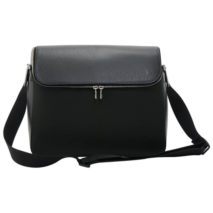 Louis Vuitton Taimyr Black Taiga Leather Messenger Bag For Sale
