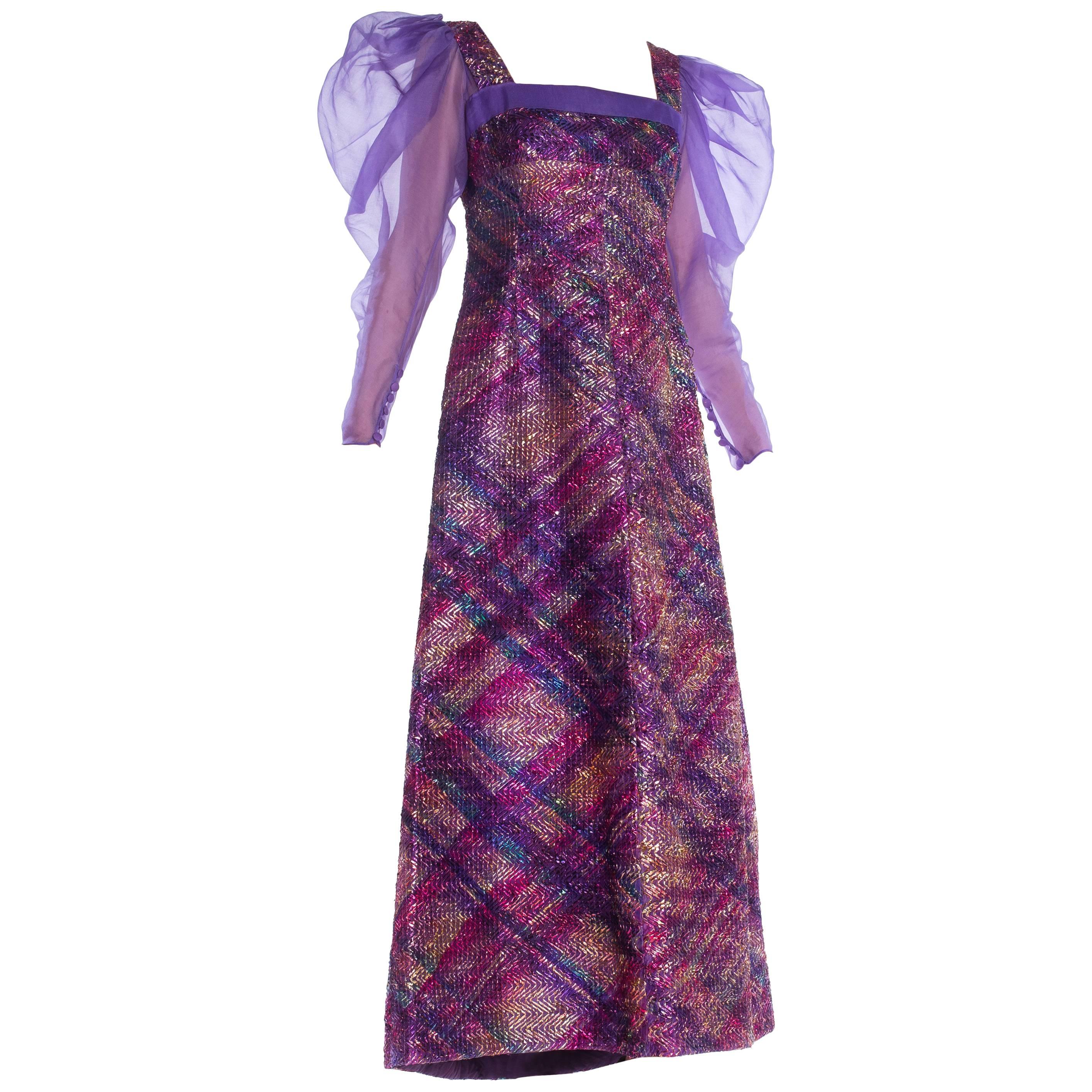 1970S  Abito con maniche a poof in seta rosa e viola, ricamato in organza e lamina metallica, Fr