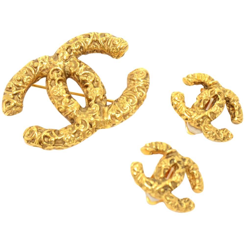 Vintage Chanel Gold Tone Brooch And Matching Earrings Set  For Sale