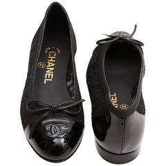 CHANEL Ballerinas aus Spitze und schwarzem Lackleder Größe 34FR