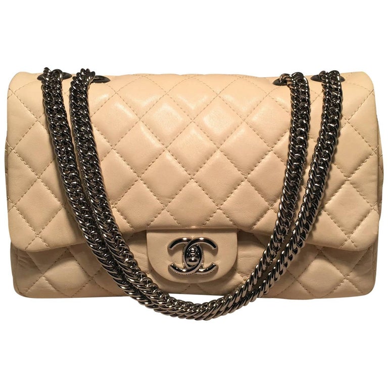 Chanel Cream Quilted Leather Classic Flap Shoulder Bag For Sale at