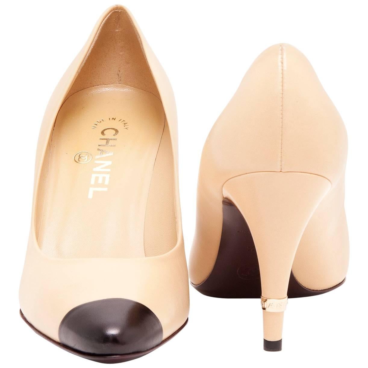 CHANEL Pumps in Smooth Black and Beige Two-tone Leather Size 38.5