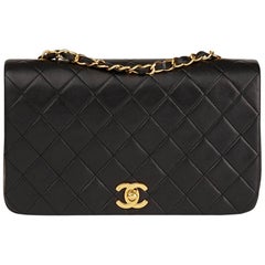 Chanel Schwarze gesteppte Vintage-Lammfell-Tasche, klassische, einzelne Klappe