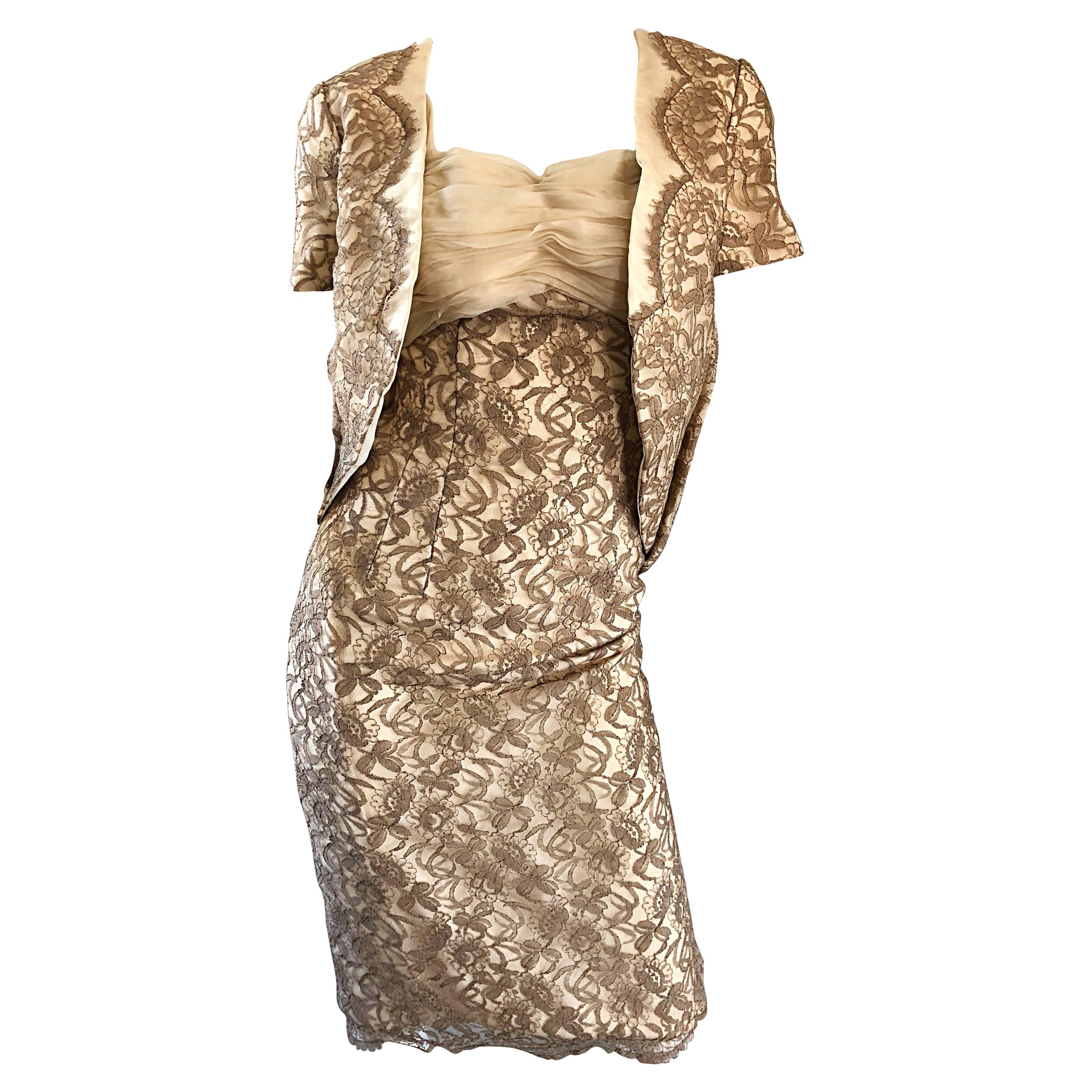Sensationnelle robe demi-couture en dentelle française beige taupe et brun clair des années 1950 + boléro