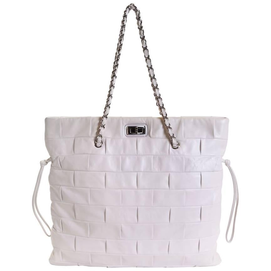 CHANEL Tote Bag in White Leather with 2.55 Clasp