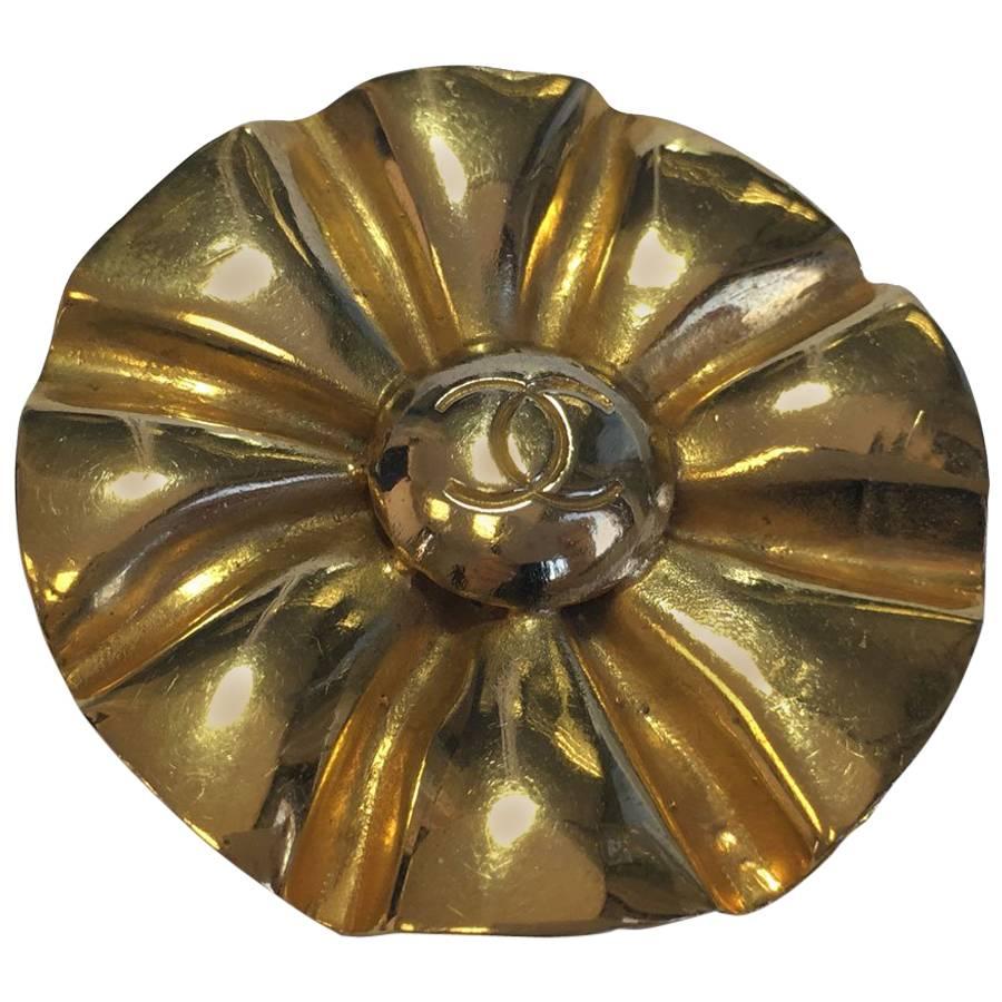 CHANEL Vintage Brooch in Golden Brass Metal