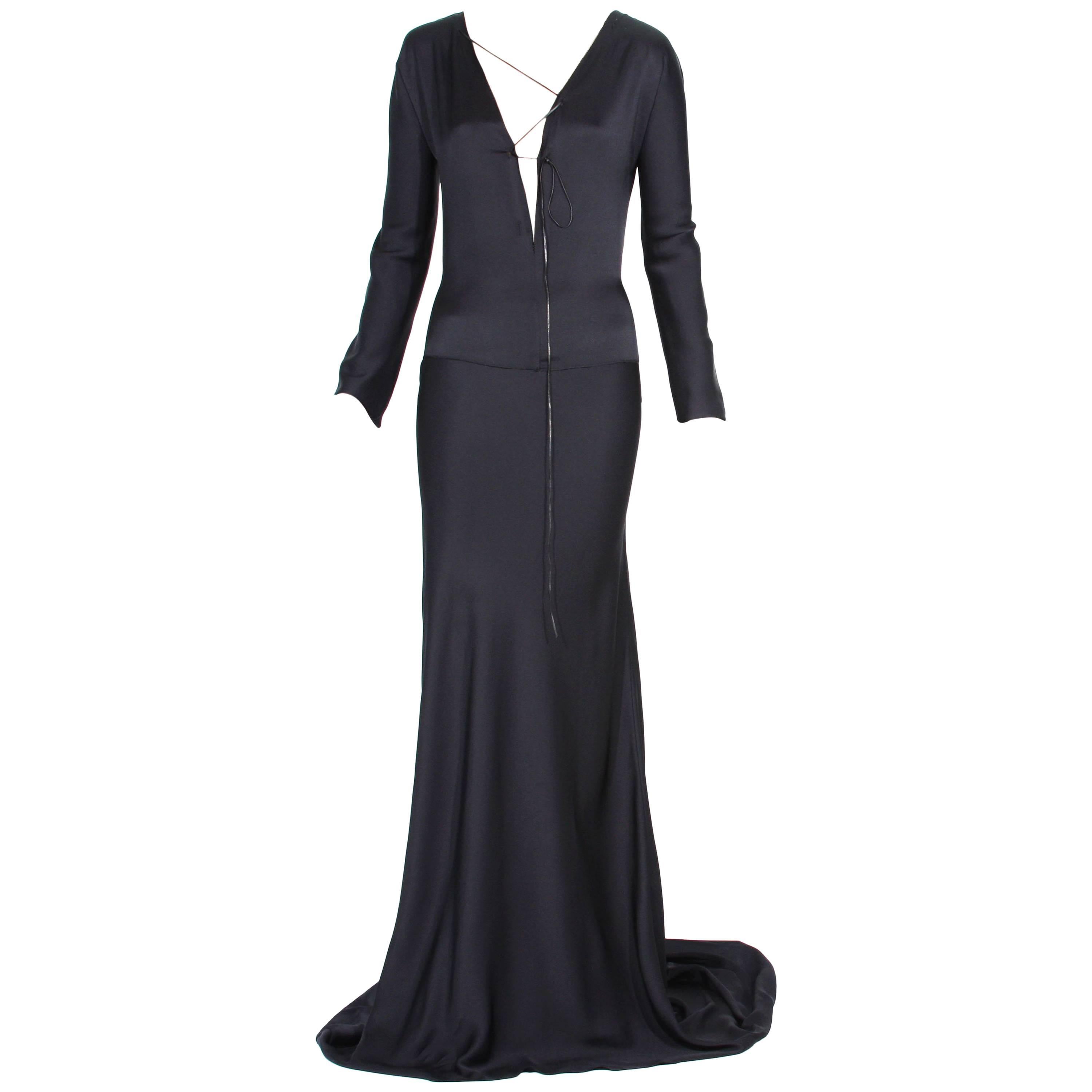 Nuevo Tom Ford for Gucci F/W 2002 Bata de seda negra con corbata de piel It. 44 en venta