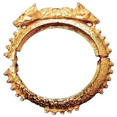 Alexis Kirk Bracelet à charnières martelé en métal doré de style étrusque, vers 1980