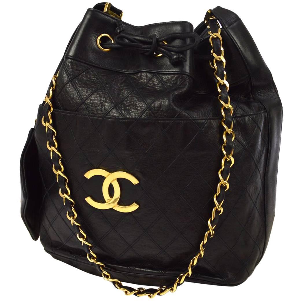 Chanel Sac à bandoulière en cuir d'agneau noir matelassé et or:: avec cordon de serrage "CC".