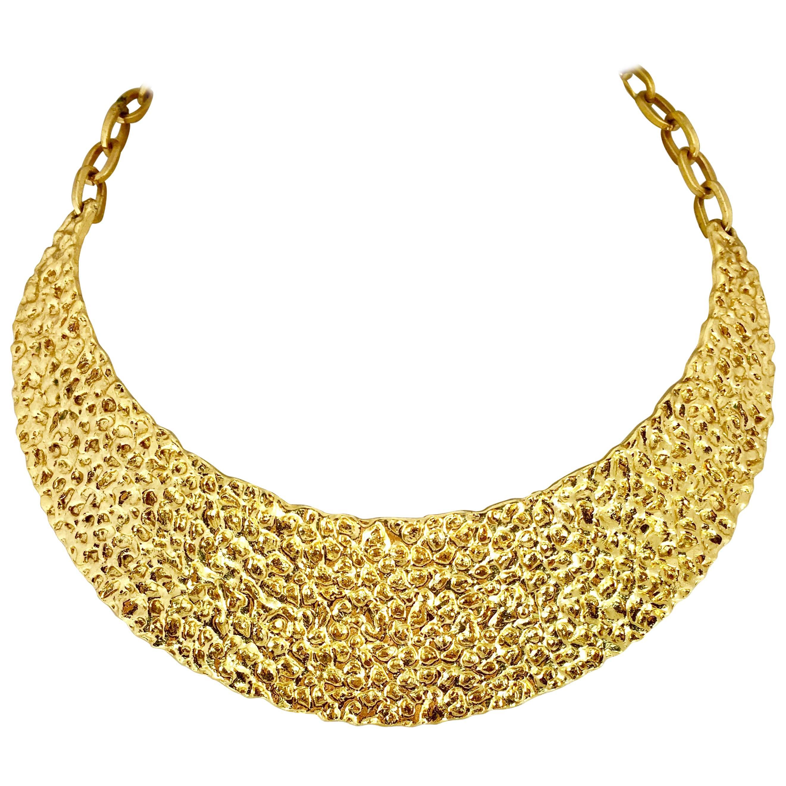 20th Century Modernist Gold Hammered Collar Choker Style Necklace By, Trifari im Angebot