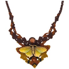 Collier fantaisie en forme de papillon sculpté sur pièce de cou complexe nouée à la main