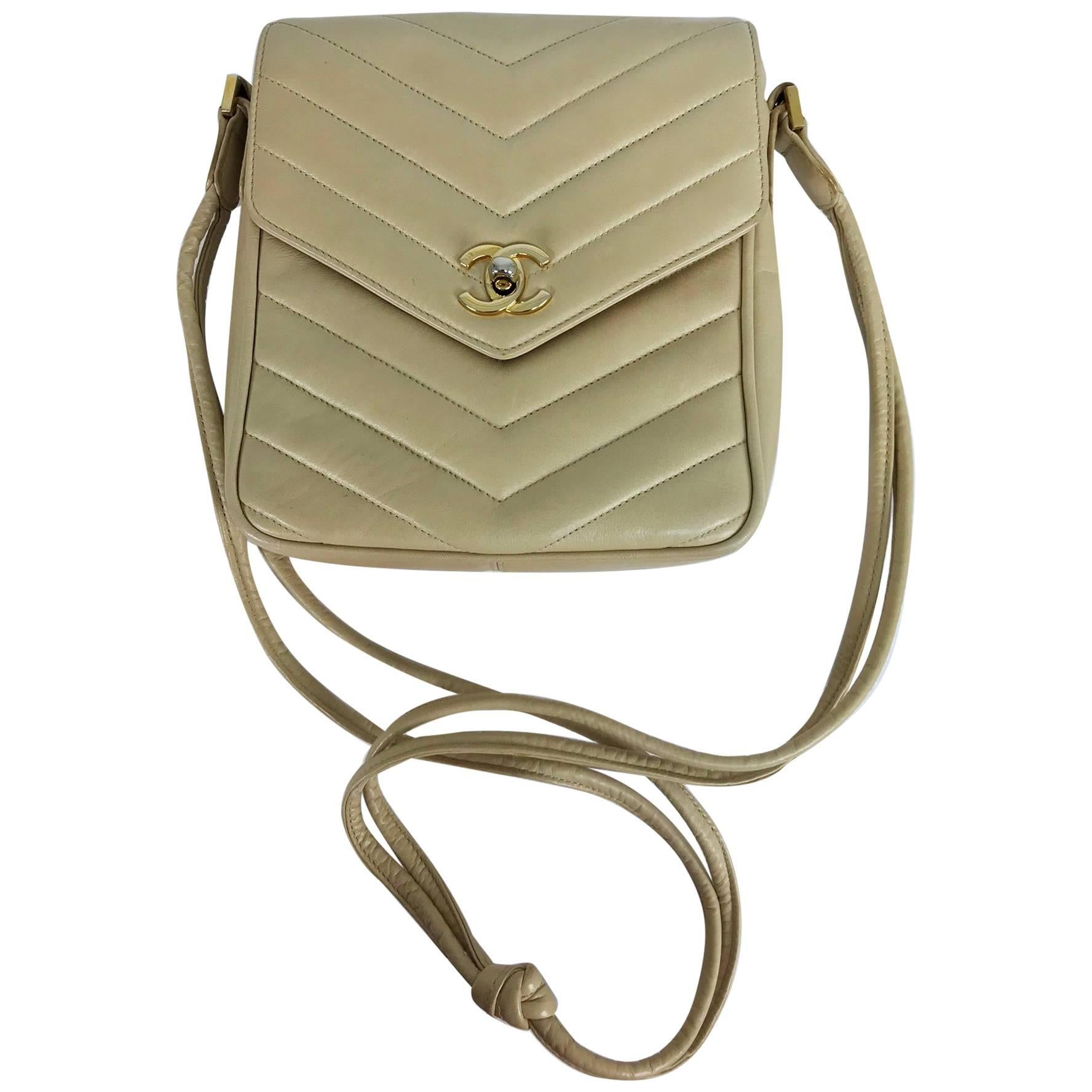 Chanel beige chevron leather cross body camera handbag 1980s