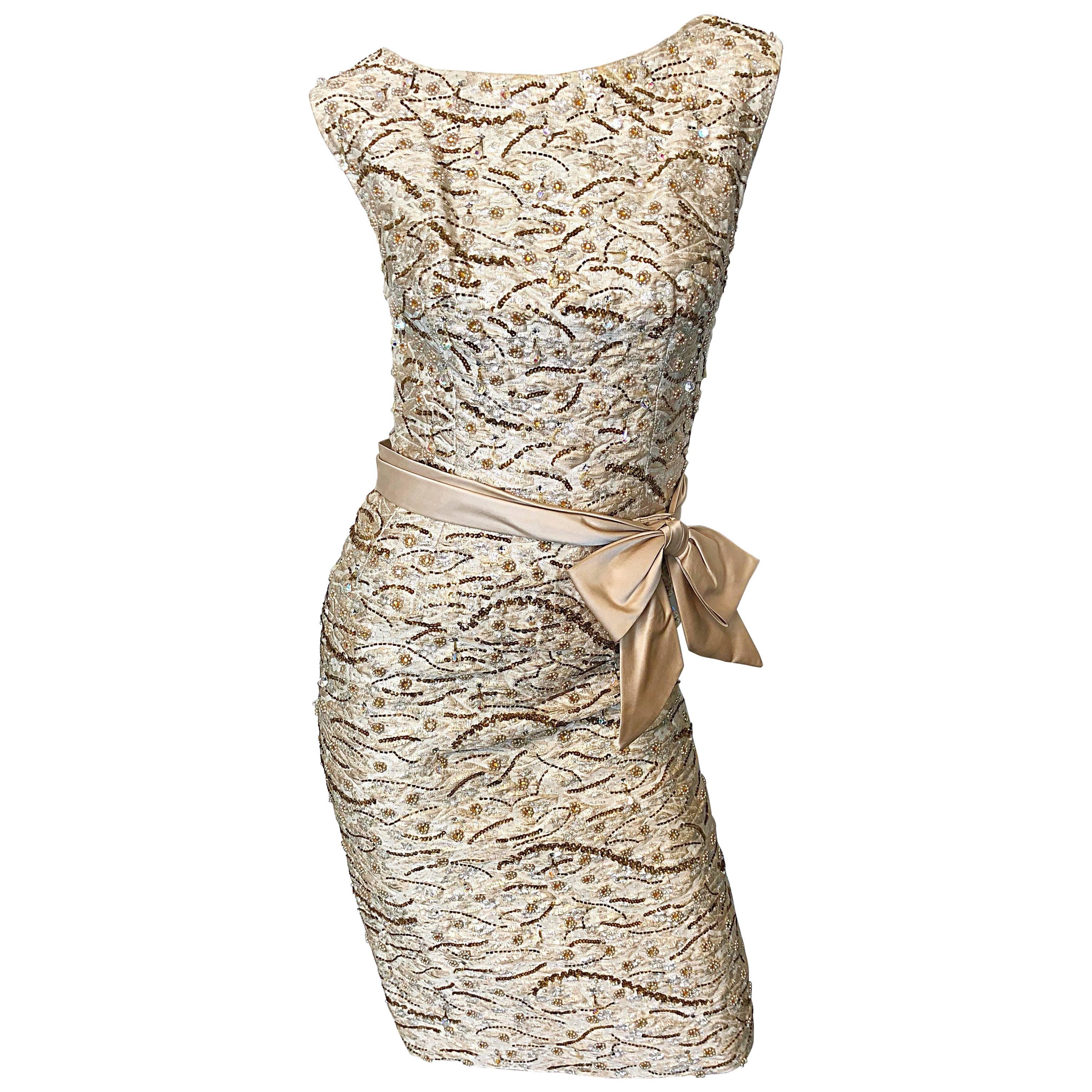 Precioso vestido de seda con pedrería de los años 50 Edward Abbott Demi Couture 50 Champán Beige en venta