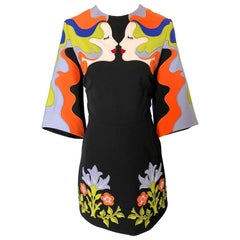 Vivetta Avantgarde im Stil der 1960er Jahre Kissing Beauties Schwarzes besticktes Kleid