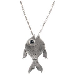 Collier moderniste d'affirmation avec grand pendentif en forme de poisson articulé en argent des années 1960