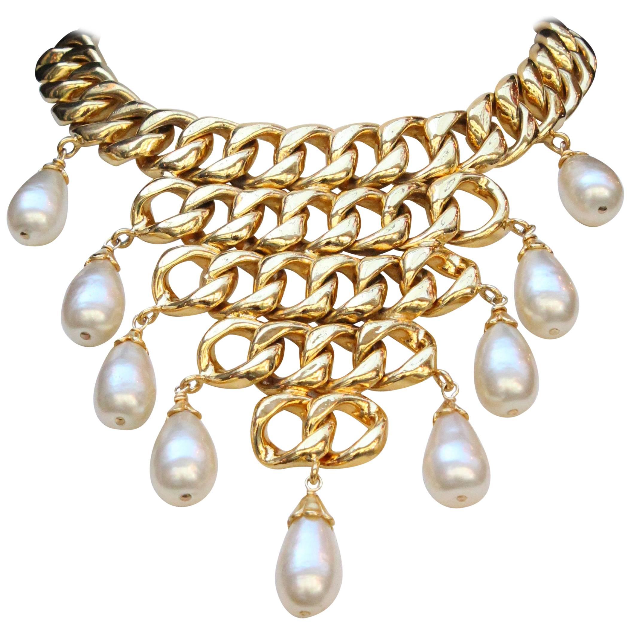 Chanel iconic necklace composed of gilded metal and pearly tear-drops