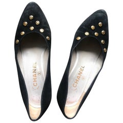 Vintage CHANEL black suede leather pump shoes with gold en CC marks. US4.5 - 5.5