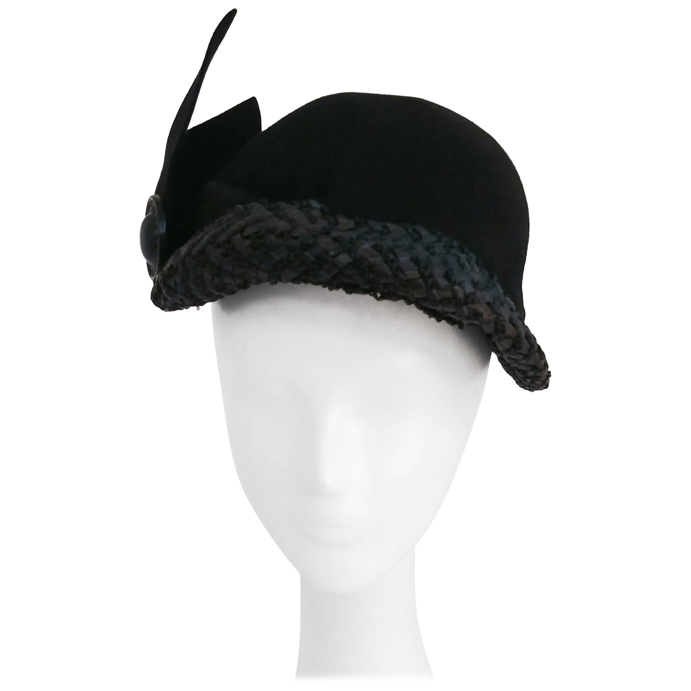 Schwarzer Hut aus schwarzer Wolle mit Raffia-Blume, 1930er Jahre im Angebot
