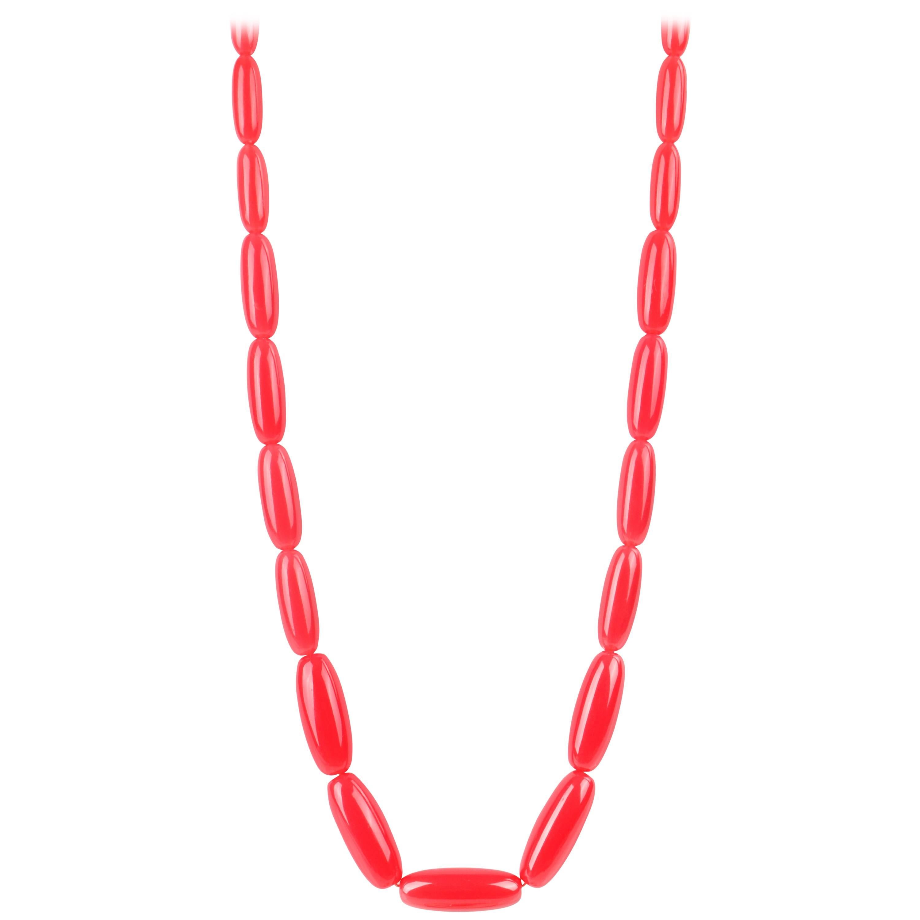 Collana lunga in lucite con perline rosa anguria del 1940 ca. in vendita