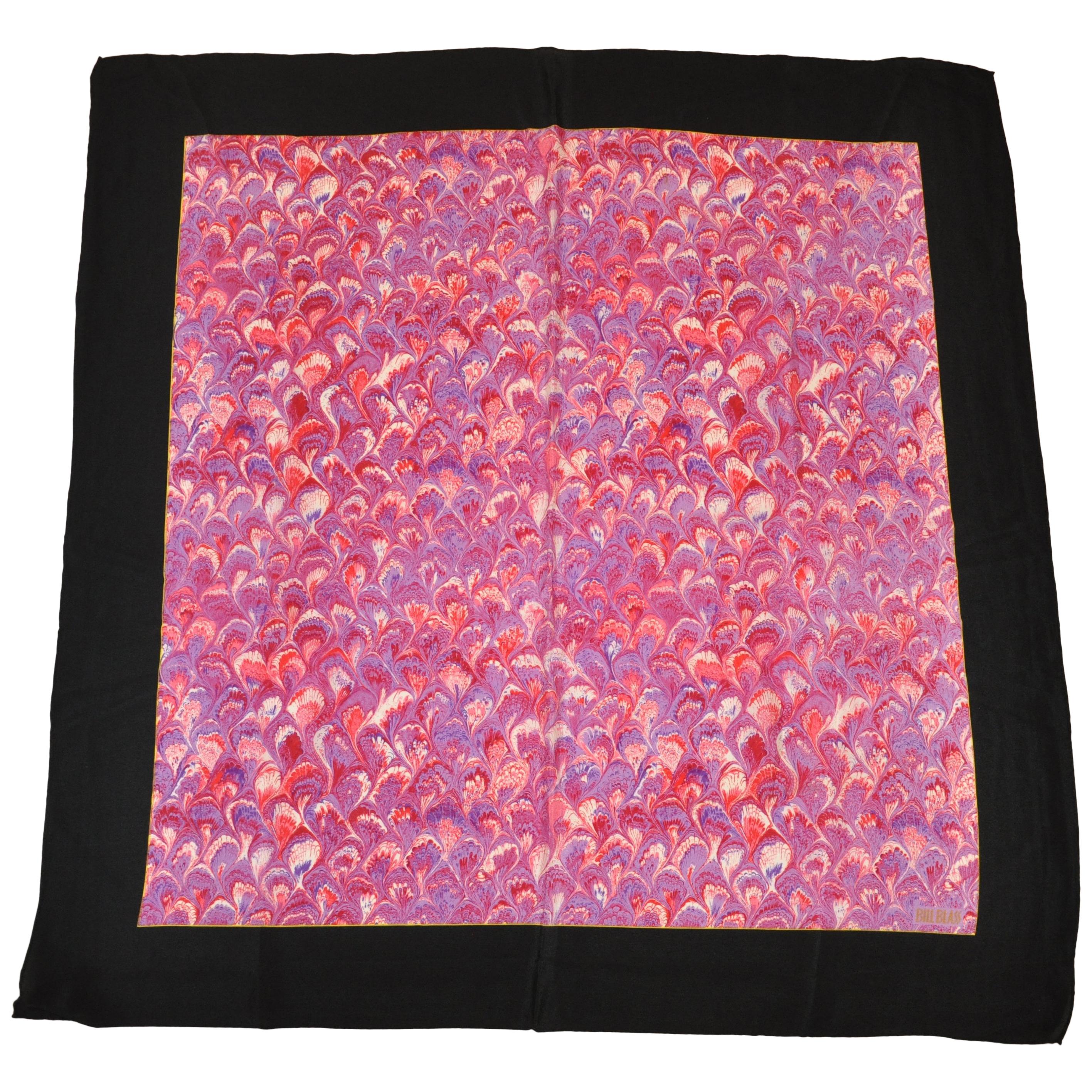 Sciarpa in seta Bill Blass con bordo blu notte e piume multicolore in vendita