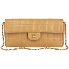 2003 Chanel Sac à rabat en cuir d'agneau beige matelassé East West Chocolate Bar